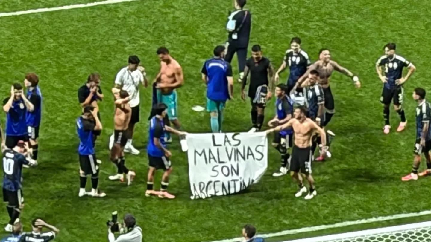 Video inédito: así le llegó la bandera de Malvinas a los jugadores de la Selección Argentina - TyC Sports