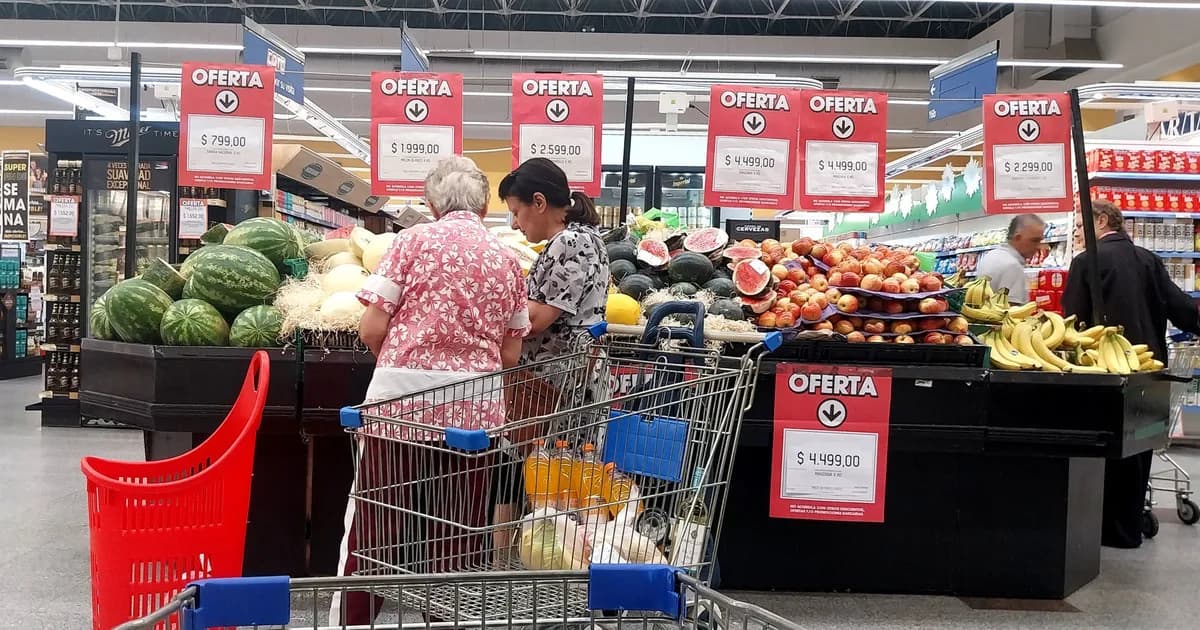 Agosto llegó con subas en prepagas y colegios, pero bajas en carnes y frutas: prevén que la inflación se desacelere este mes