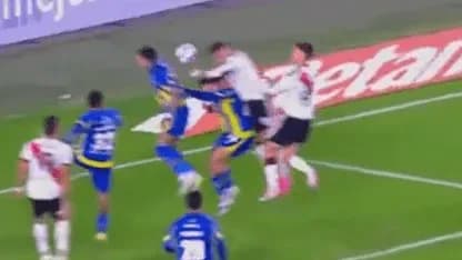 El VAR salvó a Ramírez: cobró penal para River pero la mano era de Otamendi - TyC Sports