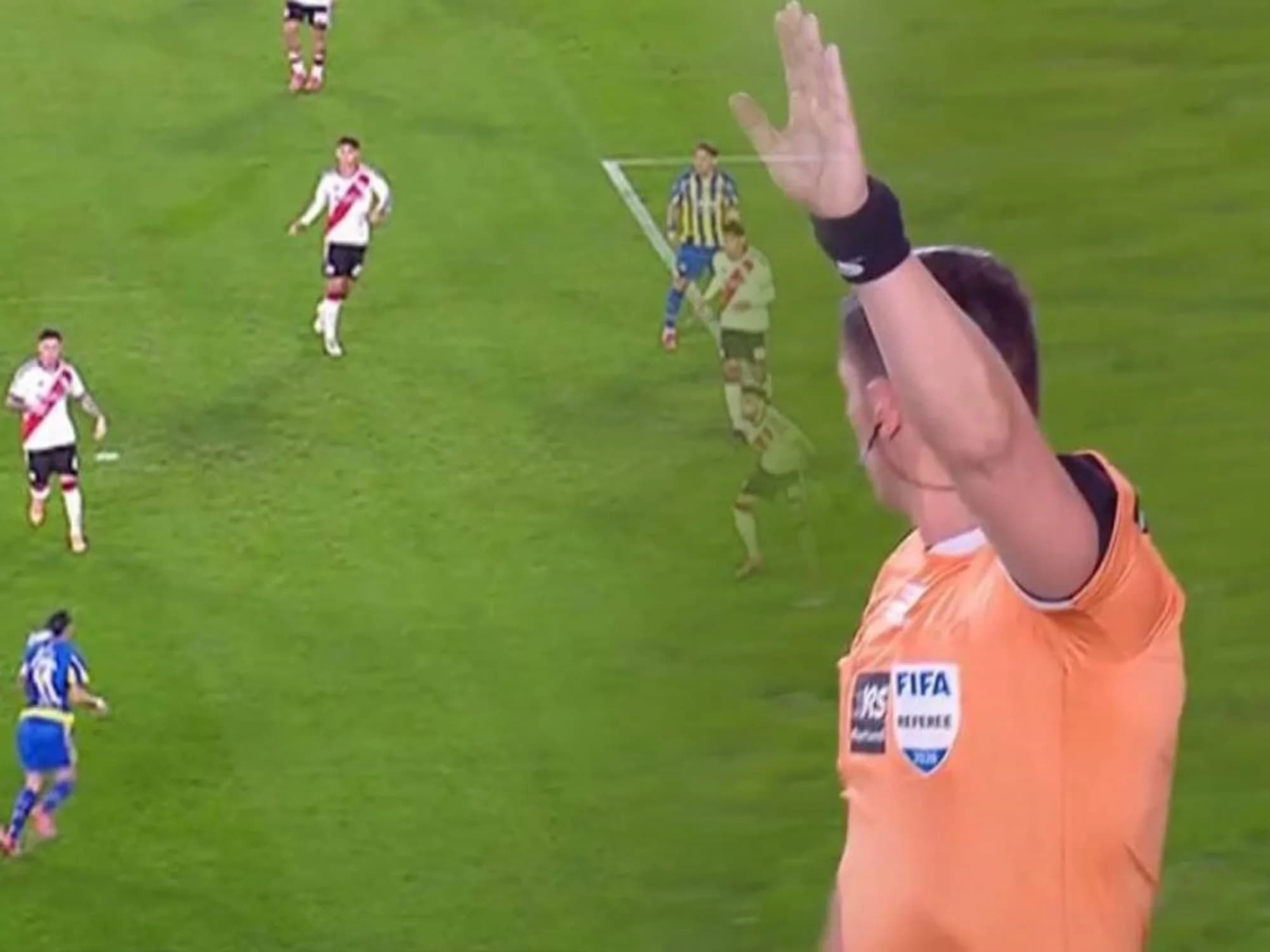 Video: el lujo con el hombro de Di María que terminó en gol anulado para Rosario Central contra River