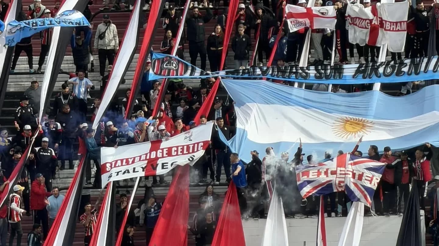 Chacarita mostró las banderas robadas a los ingleses durante el Mundial 1986 - TyC Sports