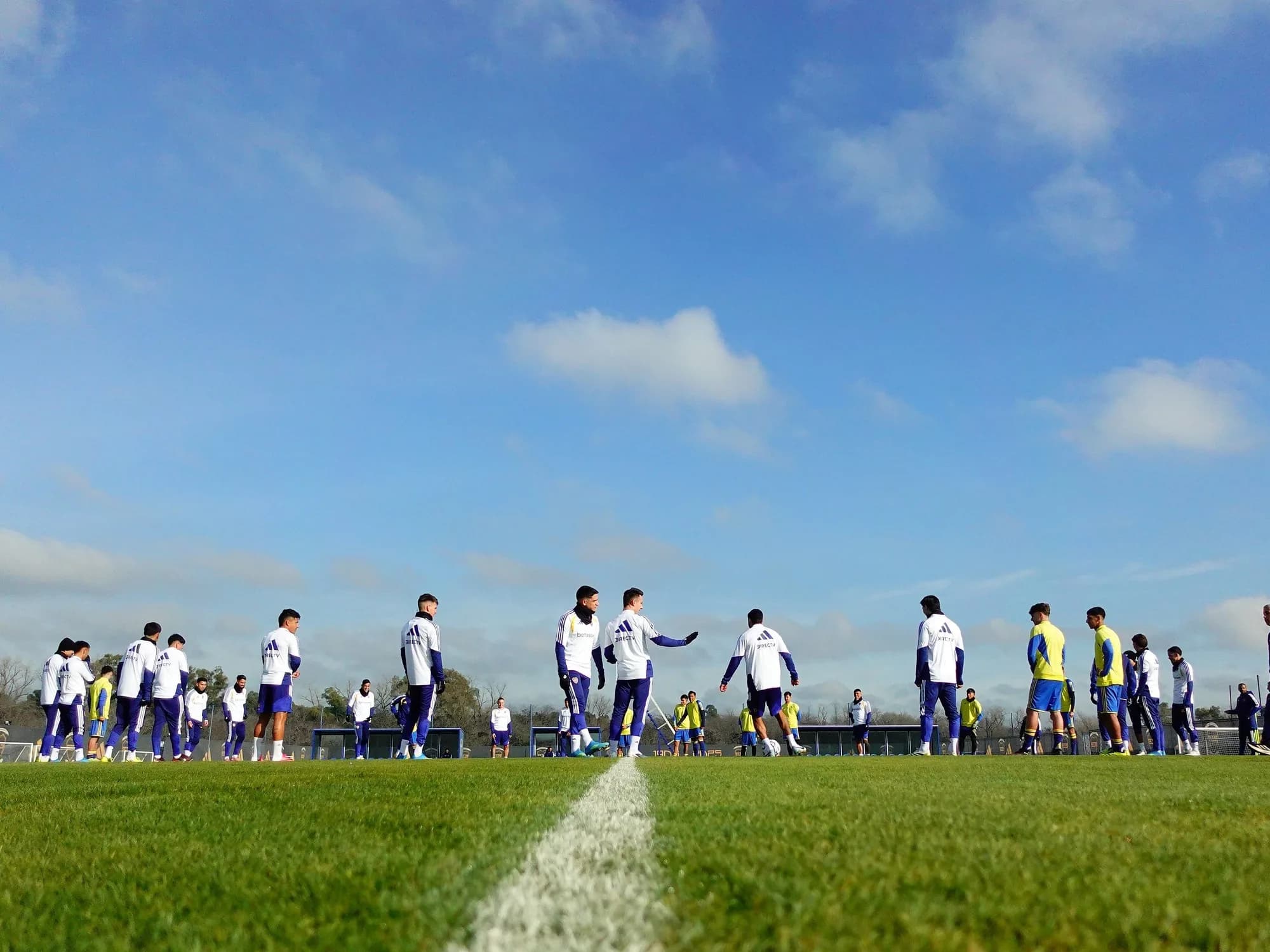 Los tres jugadores que no tienen lugar en Boca y están cerca de irse al exterior: ¿permiten traer más refuerzos?