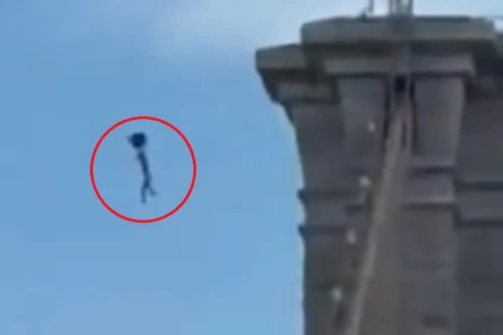 Un hombre desnudo saltó desde el puente de Brooklyn con una mochila como paracaídas