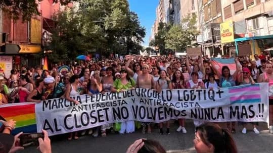 Una libertaria dijo que ya no hay más banderas "arco iris" y se salieron a responder