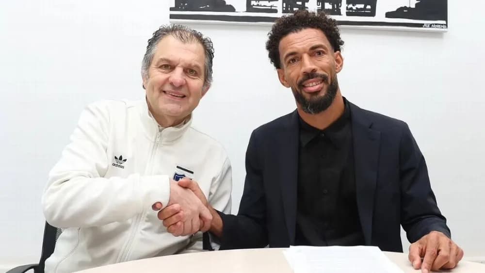 Vozinha firmó su contrato y fue presentado en las redes de Colo Colo
