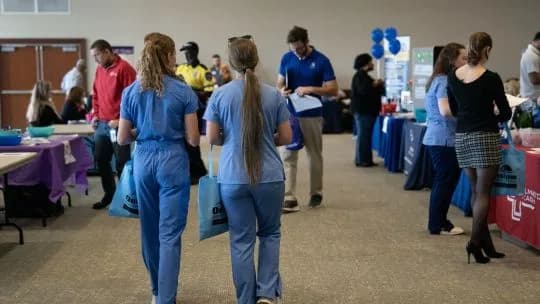 Las vacantes laborales en EE.UU. disminuyen mientras los despidos siguen limitados