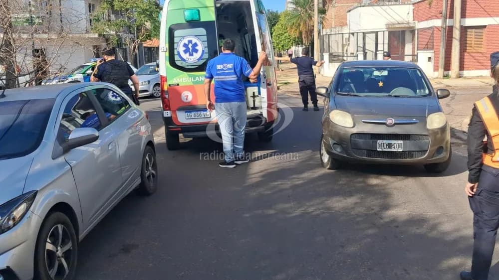 Portada de video: Fuerte choque: auto atropelló a peatón cuando cruzaba la calle