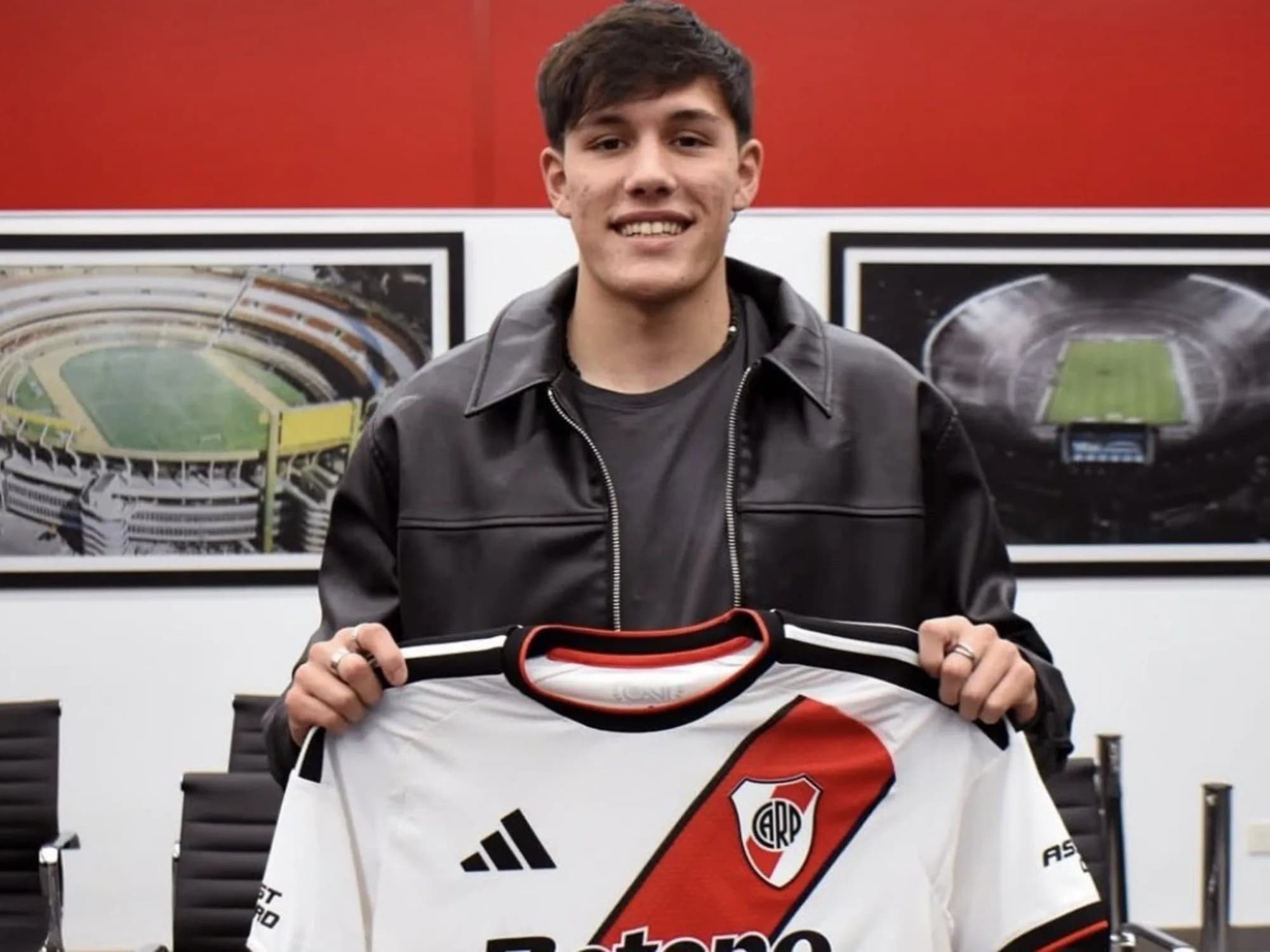 La promesa en la zaga de River que firmó su primer contrato: quién es Juan Segundo Miretti