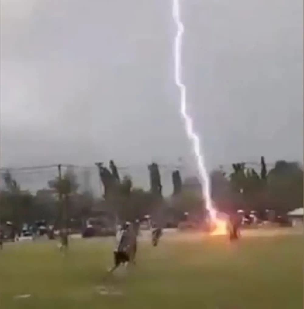 Tailandia: un futbolista murió tras ser alcanzado por un rayo en pleno partido