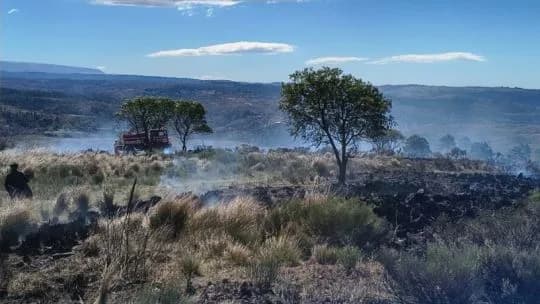 Villa Yacanto: bomberos lograron contener el incendio, pero continúa la alerta por el fuerte viento