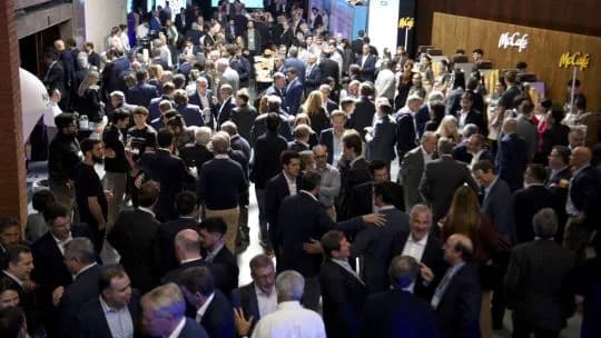 Ejecutivos de empresas prevén que la economía mejorará pero moderan sus expectativas