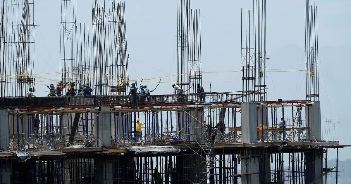 En el primer semestre la industria cayó 2,2% y la construcción mejoró casi 3%