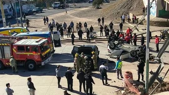 Un muerto y varios heridos tras un choque múltiple en Mendoza: dos autos cayeron de un puente