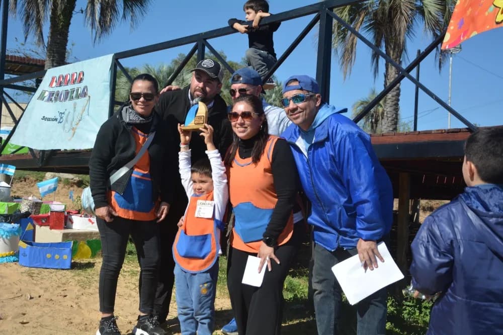 Niños participaron de una jornada de pesca con devolución y cuidado del ambiente
