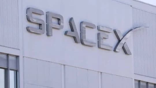 Impactantes fotos revelaron el nuevo cráter lunar dejado por un cohete de SpaceX estrellado sin control