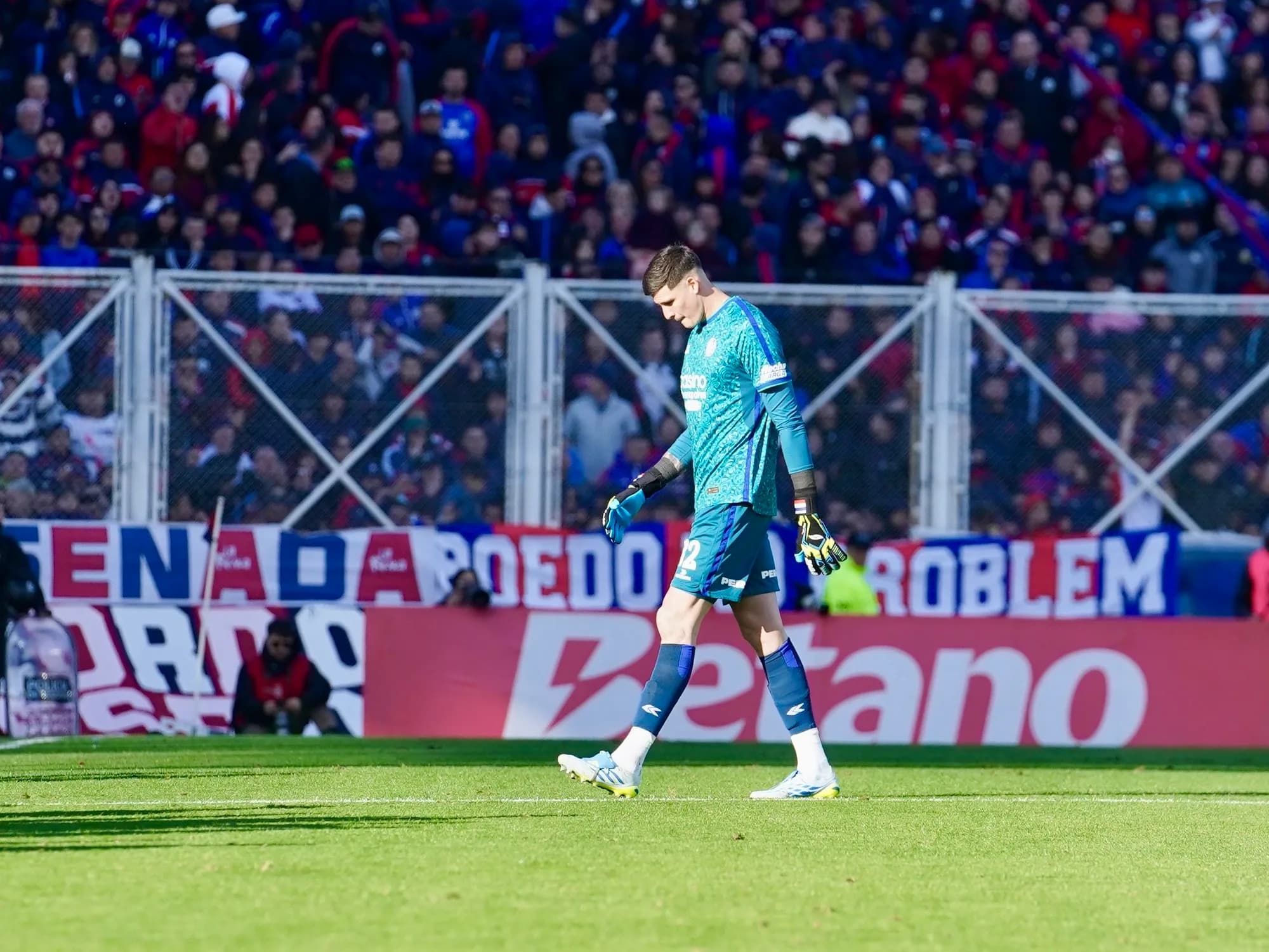 Video: la roja que recibió Orlando Gill por el cabezazo a Lucas Blondel