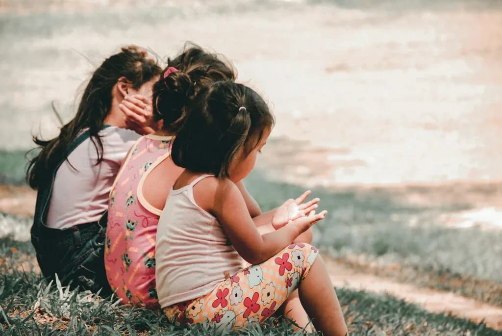 Creíamos que elogiar constantemente a nuestros hijos forjaba su autoestima. La ciencia dice lo contrario