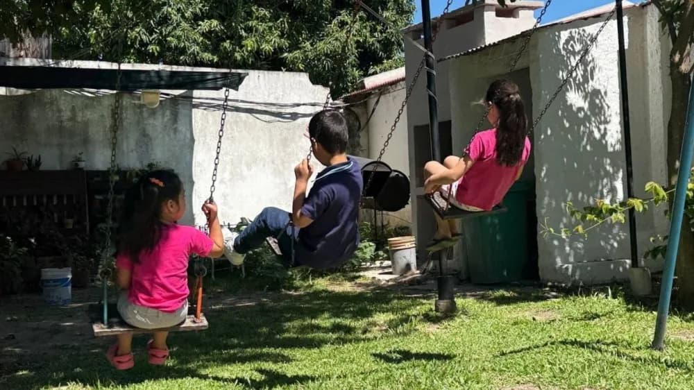 Hermanitos esperan una familia que les permita seguir unidos