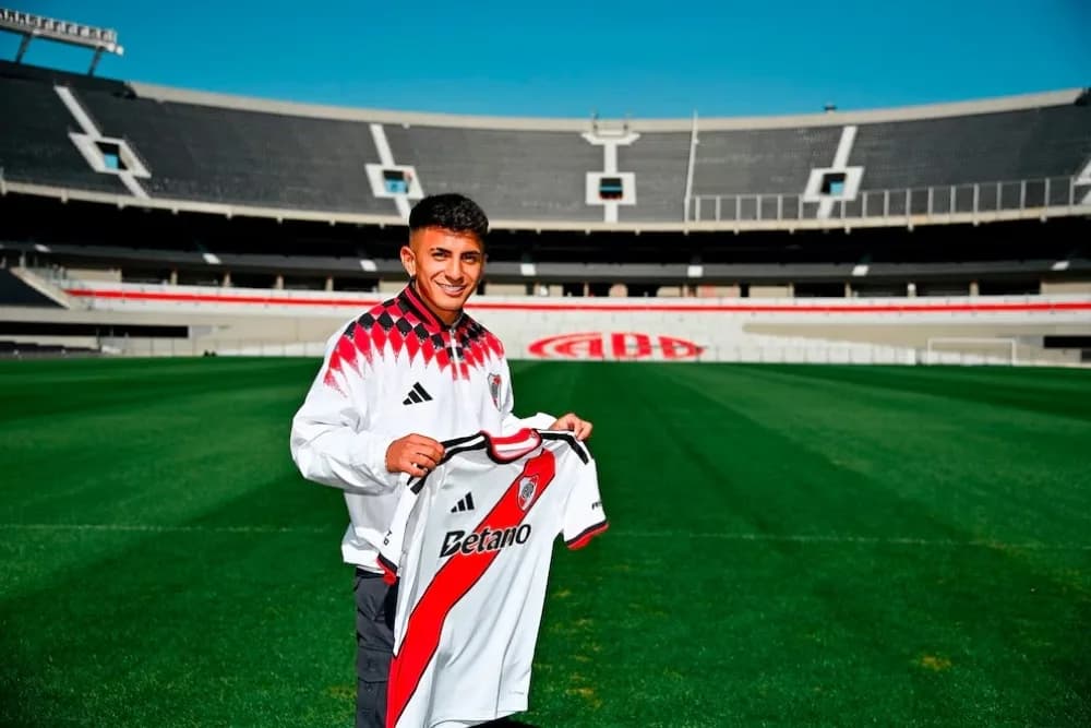 Thiago Almada firmó con River y fue presentado con la camiseta
