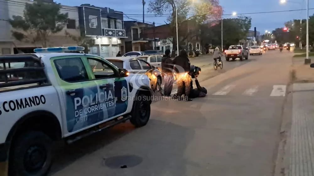 Portada de video: No pudo frenar, chocó con un auto y causó un caos en el tránsito