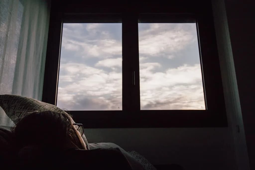 Hay una guerra silenciosa por dormir con la ventana abierta o cerrada en verano. Y la ciencia tiene un ganador