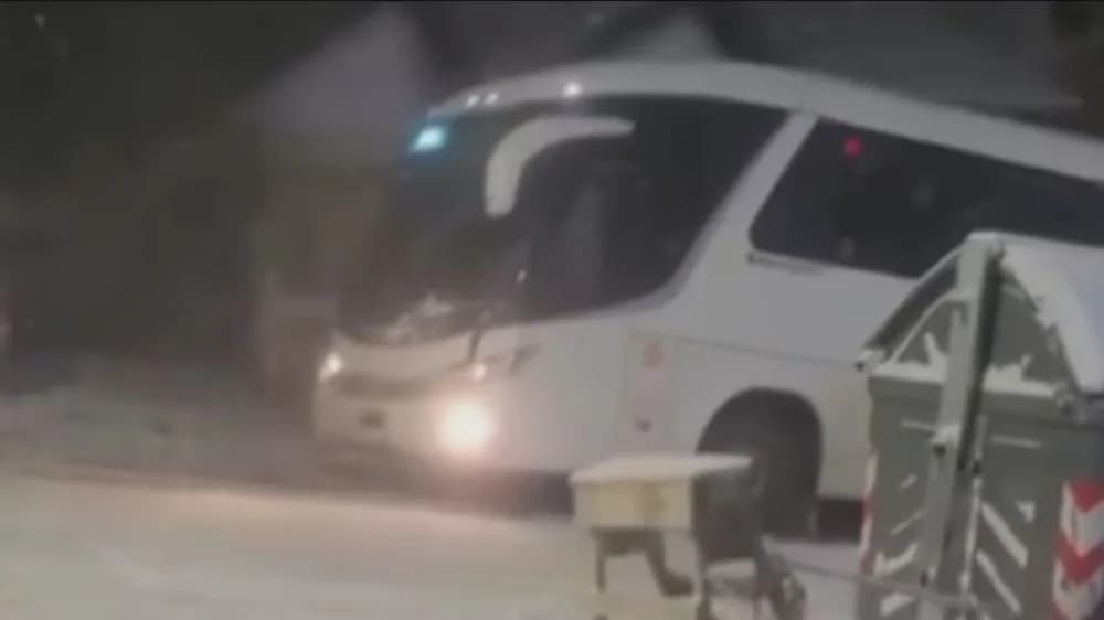 Micro con estudiantes derrapó y chocó a siete autos estacionados