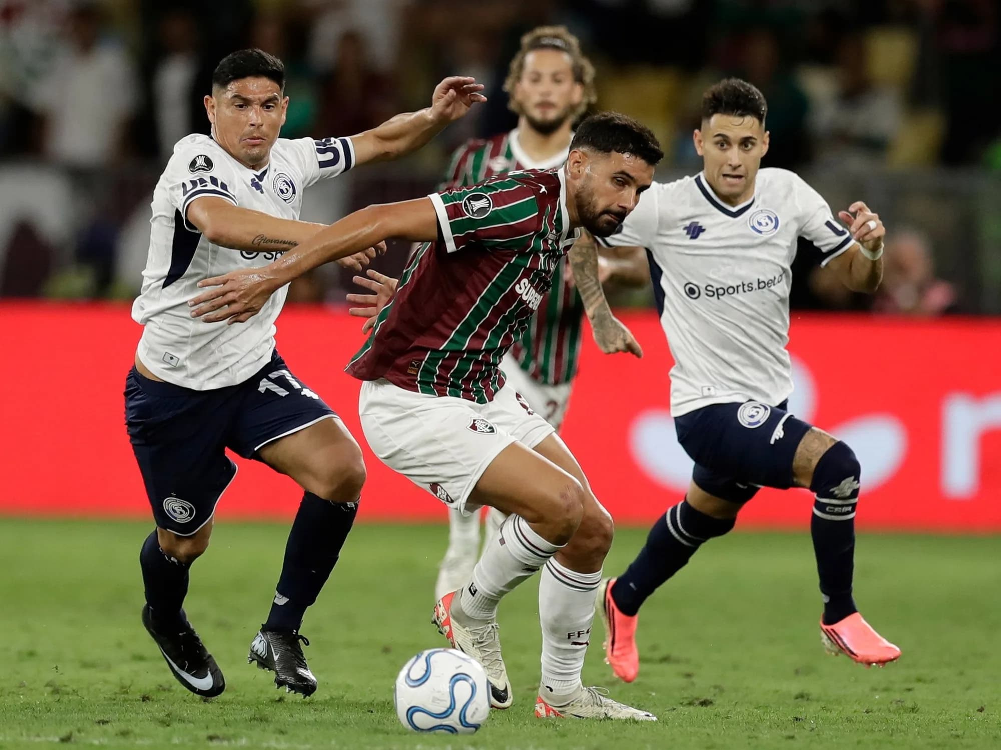 El partido de Maxi Salas en el Maracaná: una chance de gol y duro cruce con un rival...