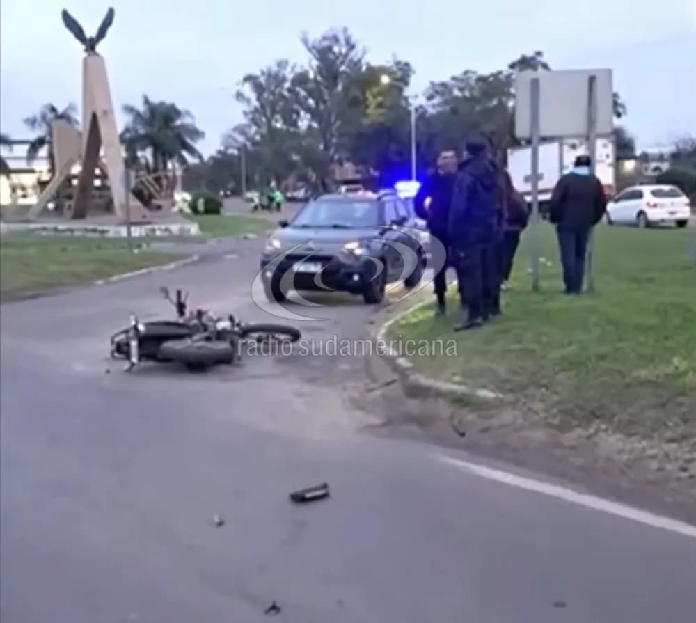 Pareja de motociclistas herida tras un fuerte choque con un auto