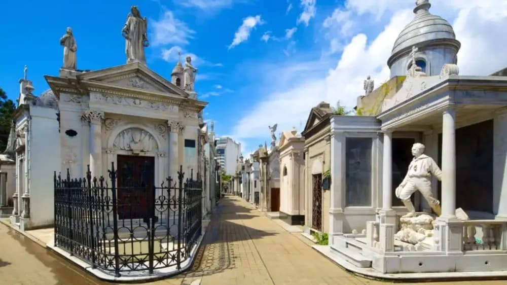 Lanzan un café dentro de una bóveda en el Cementerio de la Recoleta