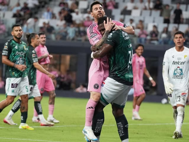 Video: el ex San Lorenzo que abrazó y alzó a Messi en su regreso a las canchas