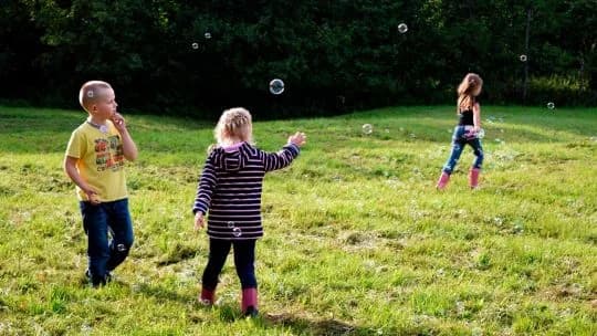 Día del Niño: los bancos activan promociones especiales para ahorrar en la compra de regalos