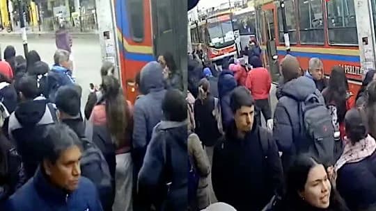 Terrible video: un colectivo mató a una mujer yendo marcha atrás en una avenida en Moreno