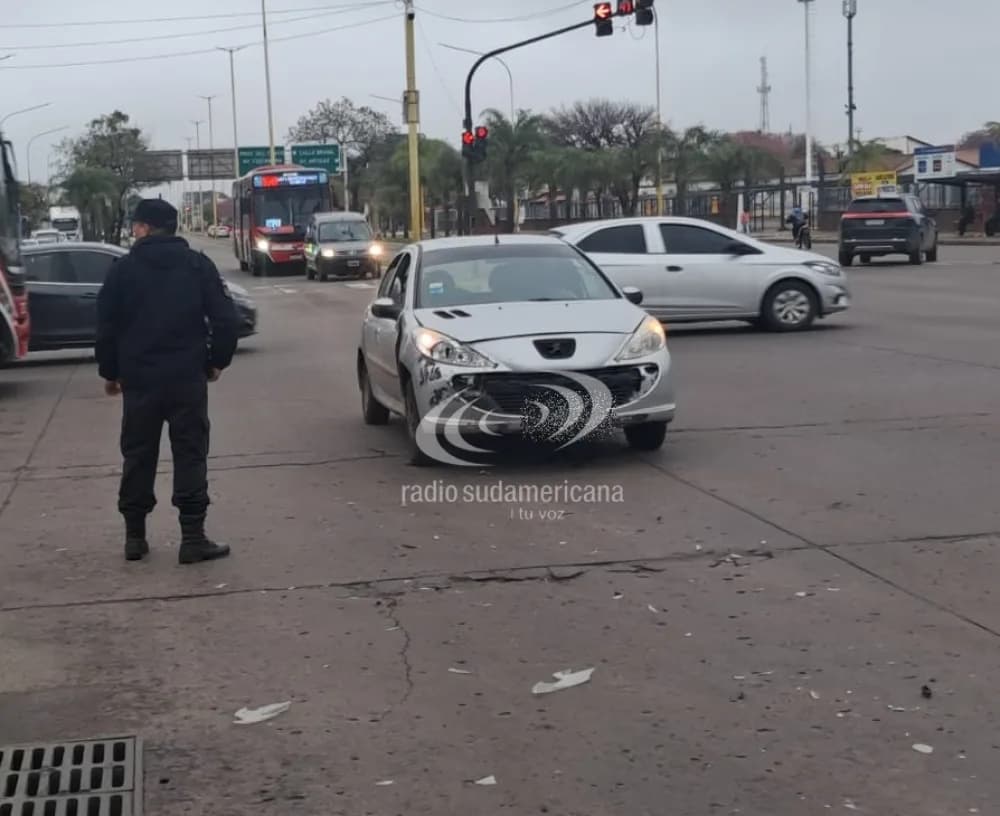 Automovilista frenó de golpe y otro vehículo lo chocó por detrás