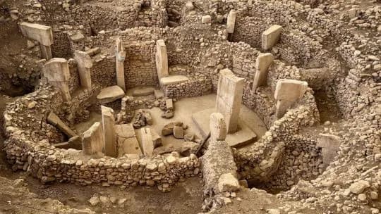 Descubrimiento revolucionario en Göbekli Tepe: de primer templo de la humanidad a aldea milenaria con centros monumentales