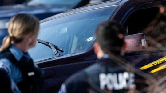Mientras se aguarda que el ICE estrene sus "guantes eléctricos", miles de haitianos tratan de pasar a Canadá