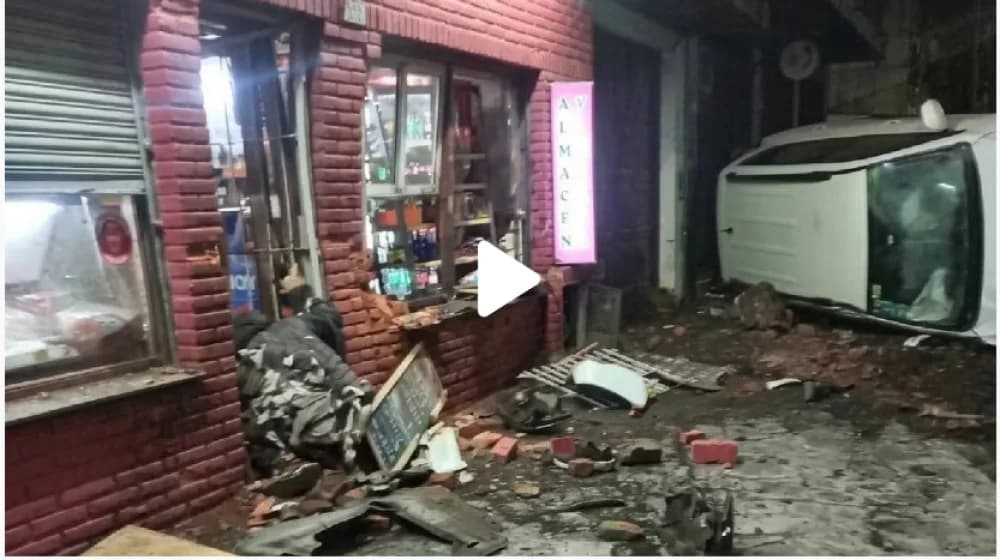 Una camioneta volcó y atropelló a seis personas: hay cinco heridos y un muerto