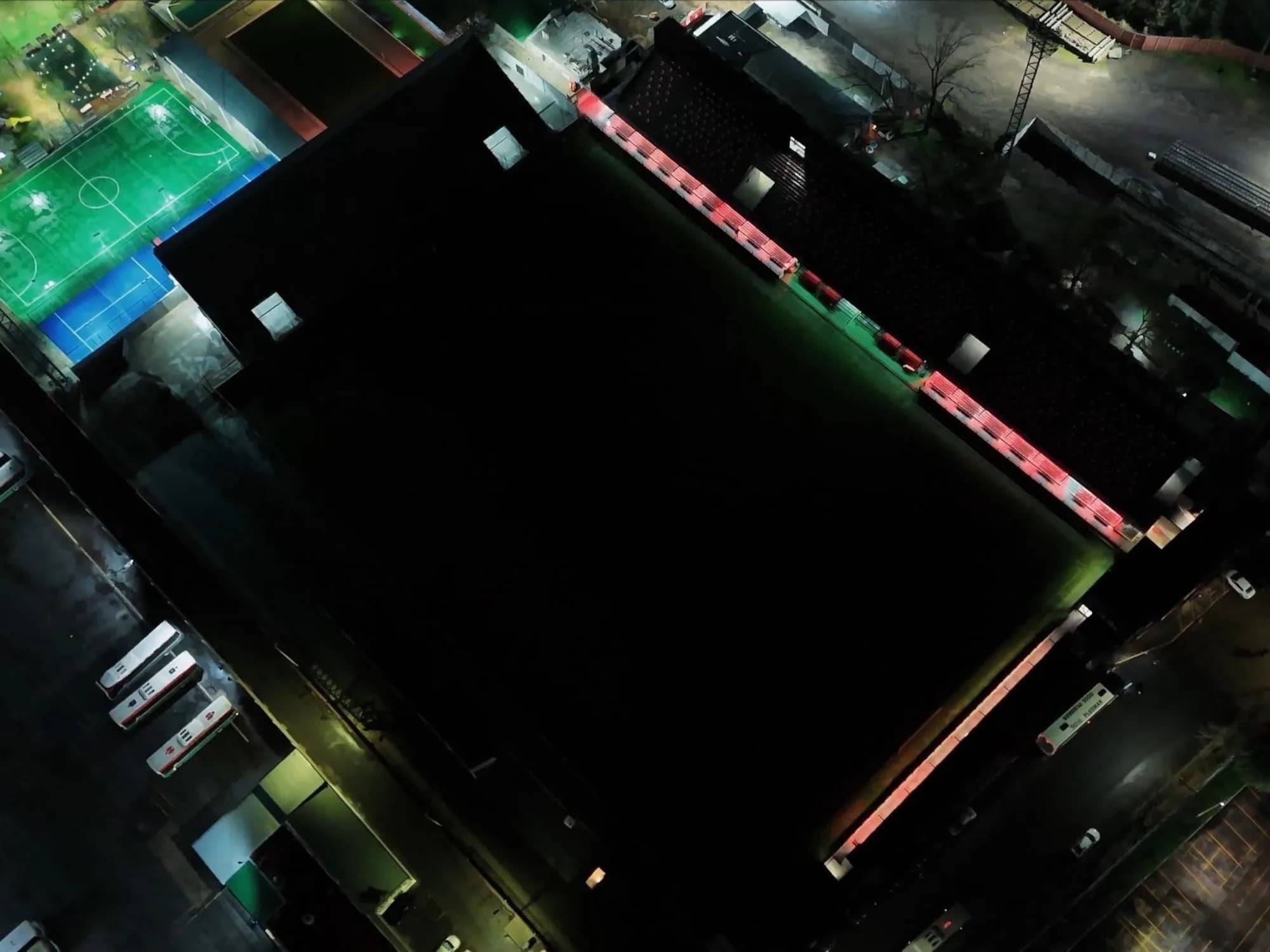 Barracas estrenó su nuevo sistema de iluminación y se cortó la luz en el estadio
