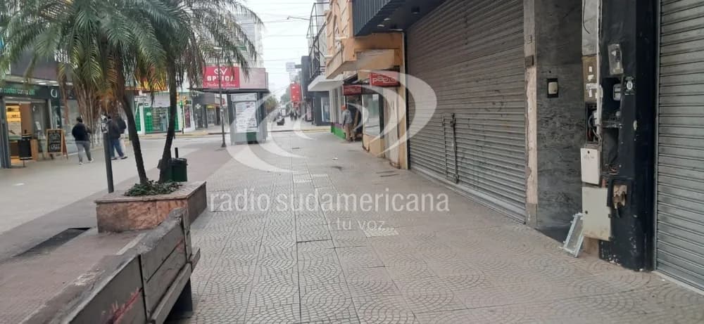Feriado: la peatonal de Corrientes amaneció con pocos comercios abiertos