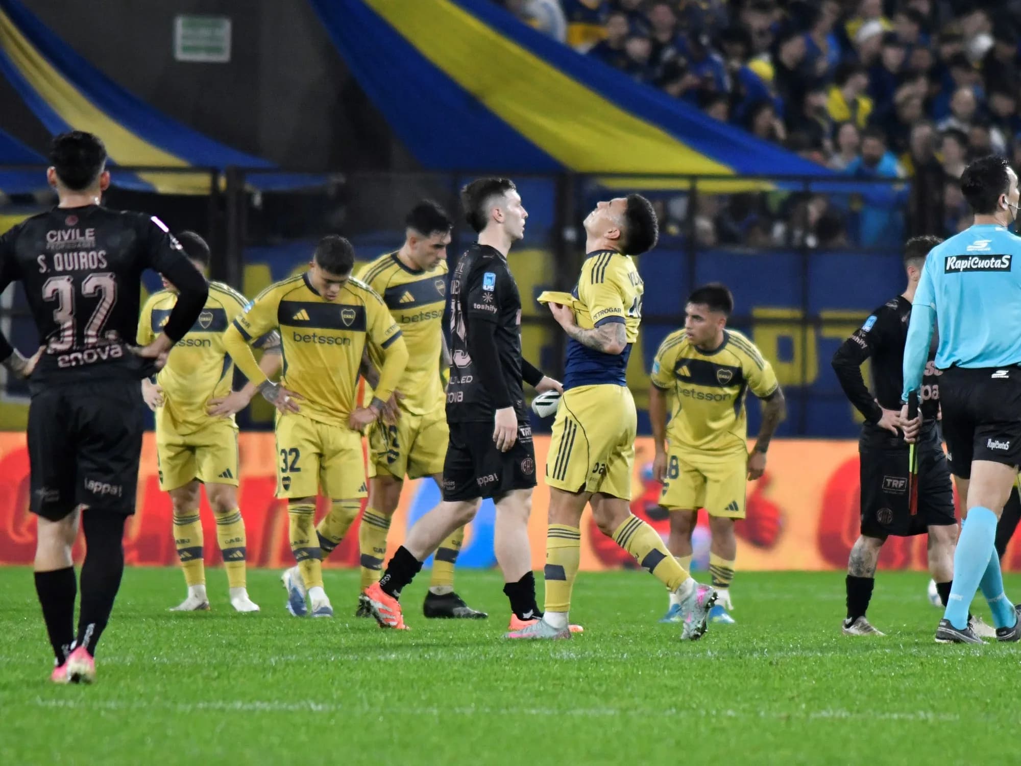 Como Blanco a Martínez Quarta: la otra jugada polémica que Baliño dejó pasar en Platense - Boca