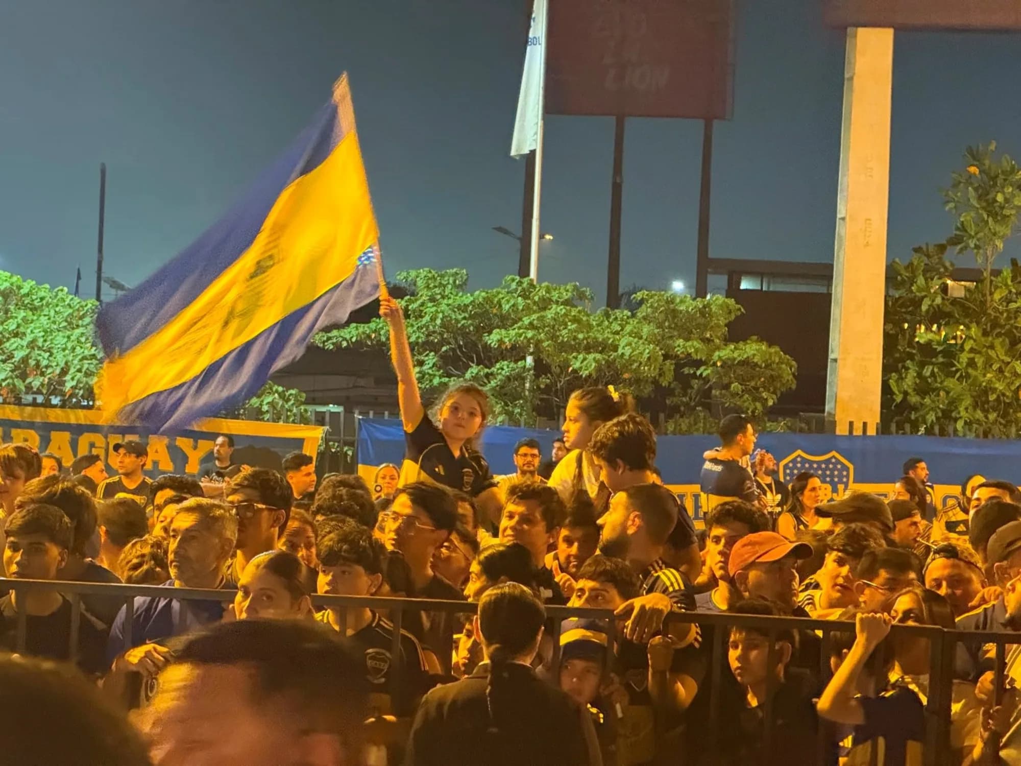 Color y calor para un Boca con dudas que llegó a Asunción en busca de avanzar en la Copa