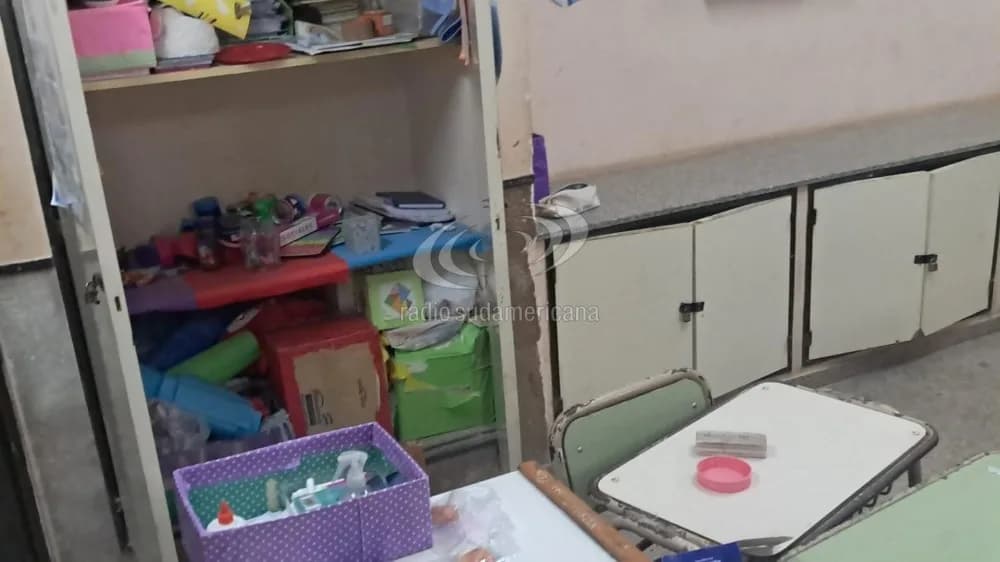 Entraron a una escuela, destrozaron todo y defecaron en las aulas