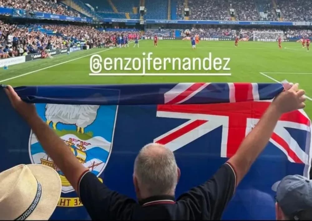 Polémica: un hincha mostró la bandera británica de Malvinas ante Enzo Fernández