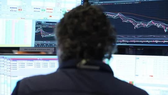 El dólar roza los $1.500 y genera tensiones en el mercado: qué pasa con las acciones, los bonos y el riesgo país