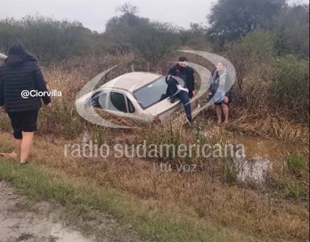 Esquina: tres docentes despistaron y terminaron en una cuneta