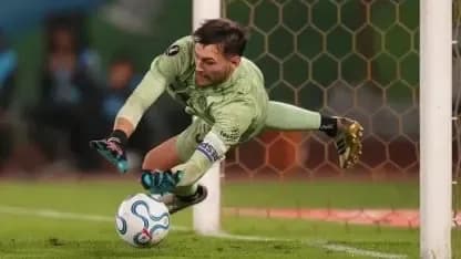 La histórica atajada de Cozzani que metió a Platense en los cuartos de la Libertadores tras superar por penales a Coquimbo - TyC Sports