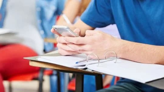 IA: prohibida para niños, obligatoria en la escuela