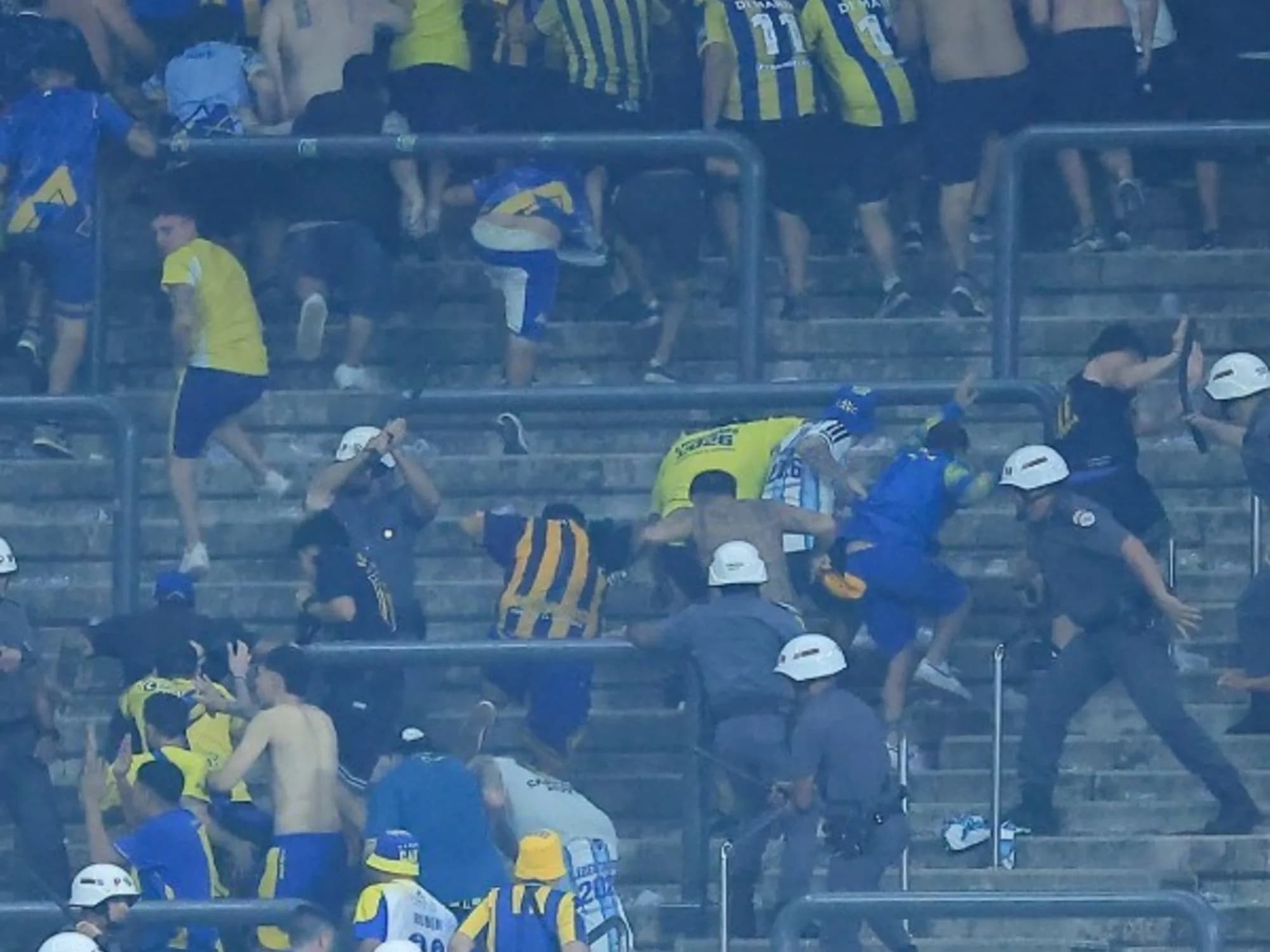 La policía brasileña volvió a reprimir: el fuerte enfrentamiento con los hinchas de Central, los palazos y cinco detenidos