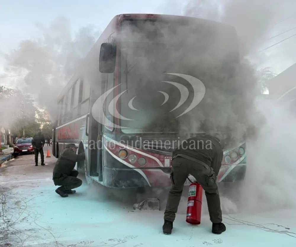 Se incendió un colectivo urbano en pleno centro de Resistencia