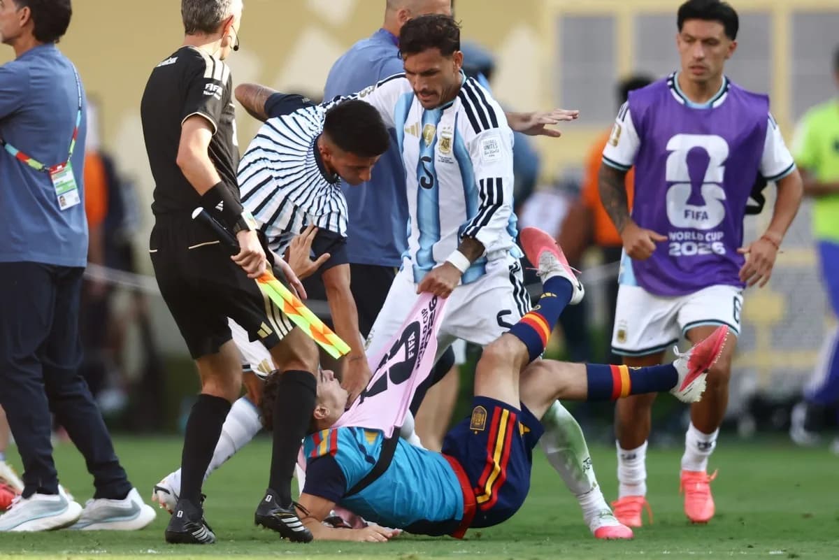 La FIFA castigó a Paredes con 10 partidos por los incidentes en la final y multó a la AFA por la bandera de Malvinas