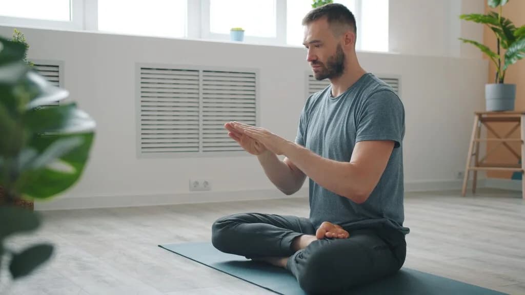Pensábamos que meditar para reducir el estrés exigía demasiado tiempo. La ciencia ha demostrado que bastan unos minutos al despertar